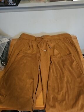Wynne  Layers  Women's Cozy Drawstring Joggers in Camel Brown